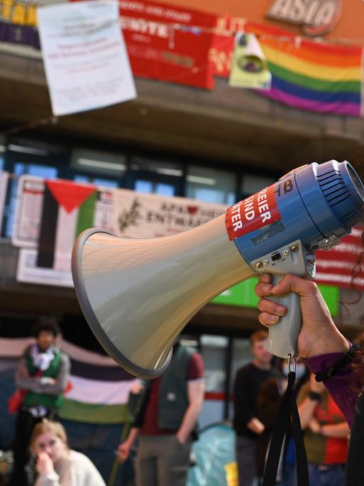Die Veranstaltungsleiterin liest Auflagen der Polizei vor, während propalästinensische Aktivisten in einem Gebäude der Universität Bremen ein Protestcamp errichtet haben. Rund 25 bis 30 Menschen seien zu einer unangemeldeten Kundgebung zusammengekommen, sagte ein Polizeisprecher am Mittwoch.