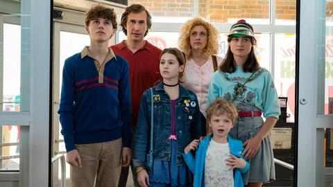 Filmstill aus "White Noise". Von links nach rechts: Sam Nivola als Heinrich, Adam Driver als Jack, May Nivola als Steffie, Greta Gerwig als Babette, Henry Moore als Wilder und Raffey Cassidy als Denise.