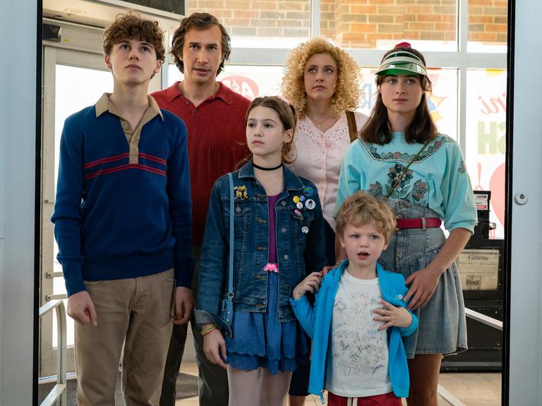 Filmstill aus "White Noise". Von links nach rechts: Sam Nivola als Heinrich, Adam Driver als Jack, May Nivola als Steffie, Greta Gerwig als Babette, Henry Moore als Wilder und Raffey Cassidy als Denise.