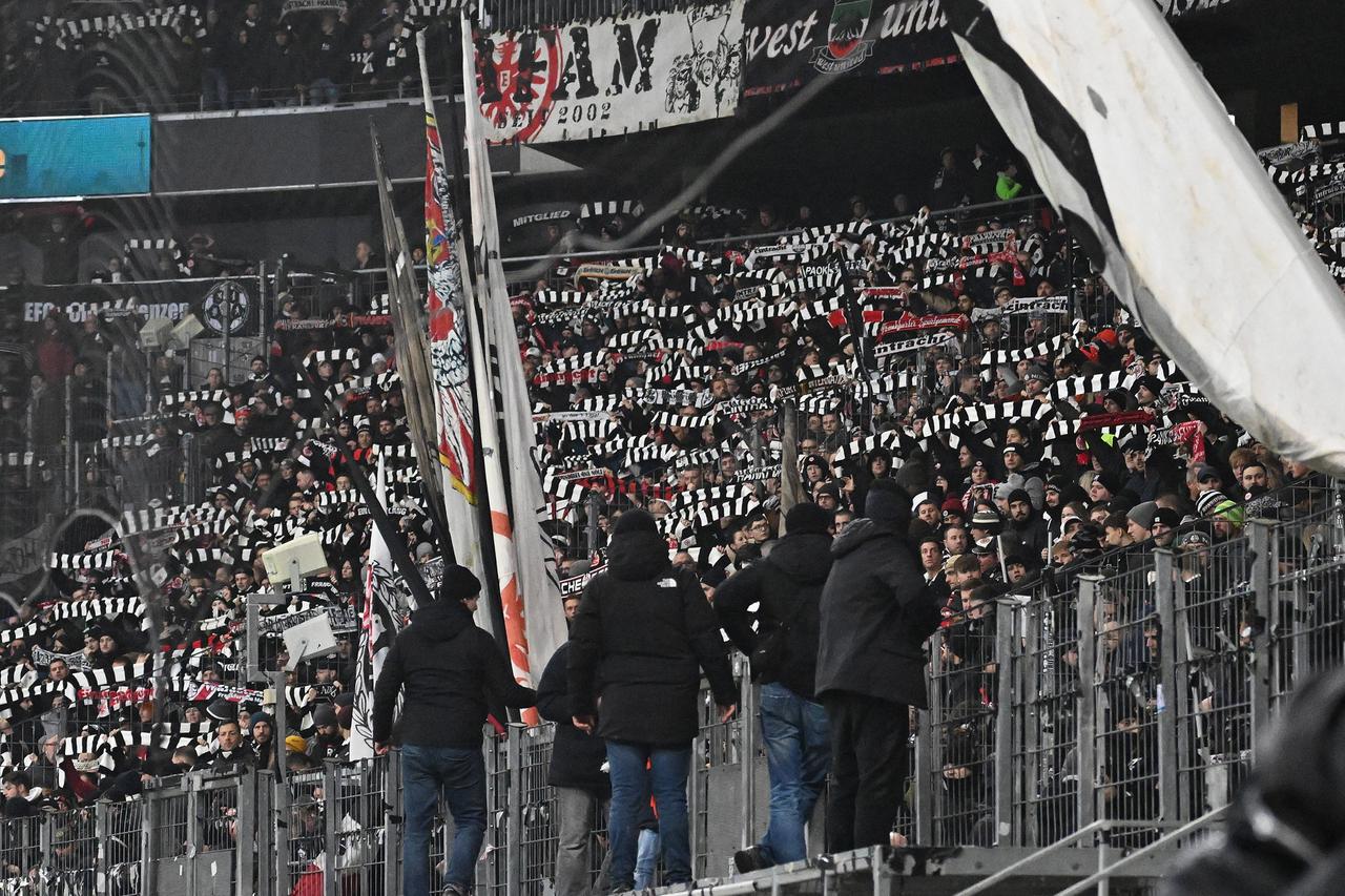 Frankfurter Fans heben beim Spiel gegen Stuttgart ihre Schals nach oben.