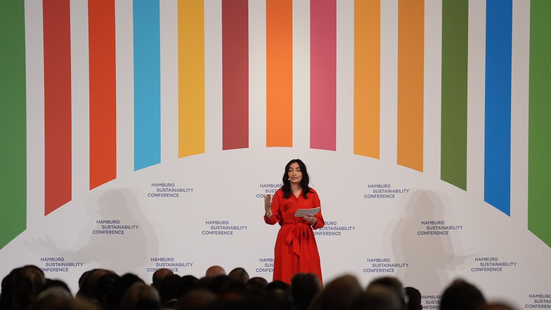 Reem Alabali-Radovan (SPD), Bundesministerin für wirtschaftliche Zusammenarbeit und Entwicklung, spricht zu Beginn der Eröffnung der Hamburg Sustainability Conference (HSC) im Großen Festsaal im Rathaus. Reem Alabali-Radovan (SPD), Bundesministerin für wirtschaftliche Zusammenarbeit und Entwicklung, spricht zu Beginn der Eröffnung der Hamburg Sustainability Conference (HSC) im Großen Festsaal im Rathaus.