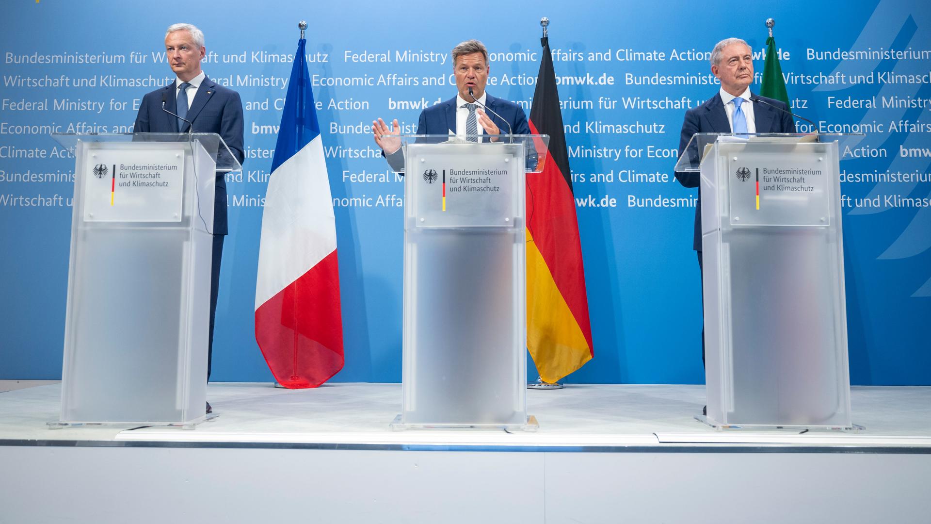 Bruno Le Maire (l-r), Minister für Wirtschaft, Finanzen und industrielle und digitale Souveränität in Frankreich, Robert Habeck (Bündnis 90/Die Grünen), Vizekanzler und Bundesminister für Wirtschaft und Klimaschutz, und Adolfo Urso, Unternehmensminister von Italien, sprechen nach einem Treffen bei einer Pressekonferenz.