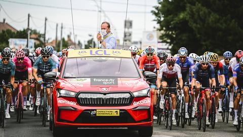 Tourchef Christian Prudhomme fährt auf den Etappen, auf denen das Laden funktioniert, komplett elektrisch.  