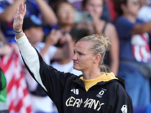 Die deutsche Fußball-Nationalspielerin Alexandra Popp winkt bei den Olympischen Spielen in Paris ins Publikum.