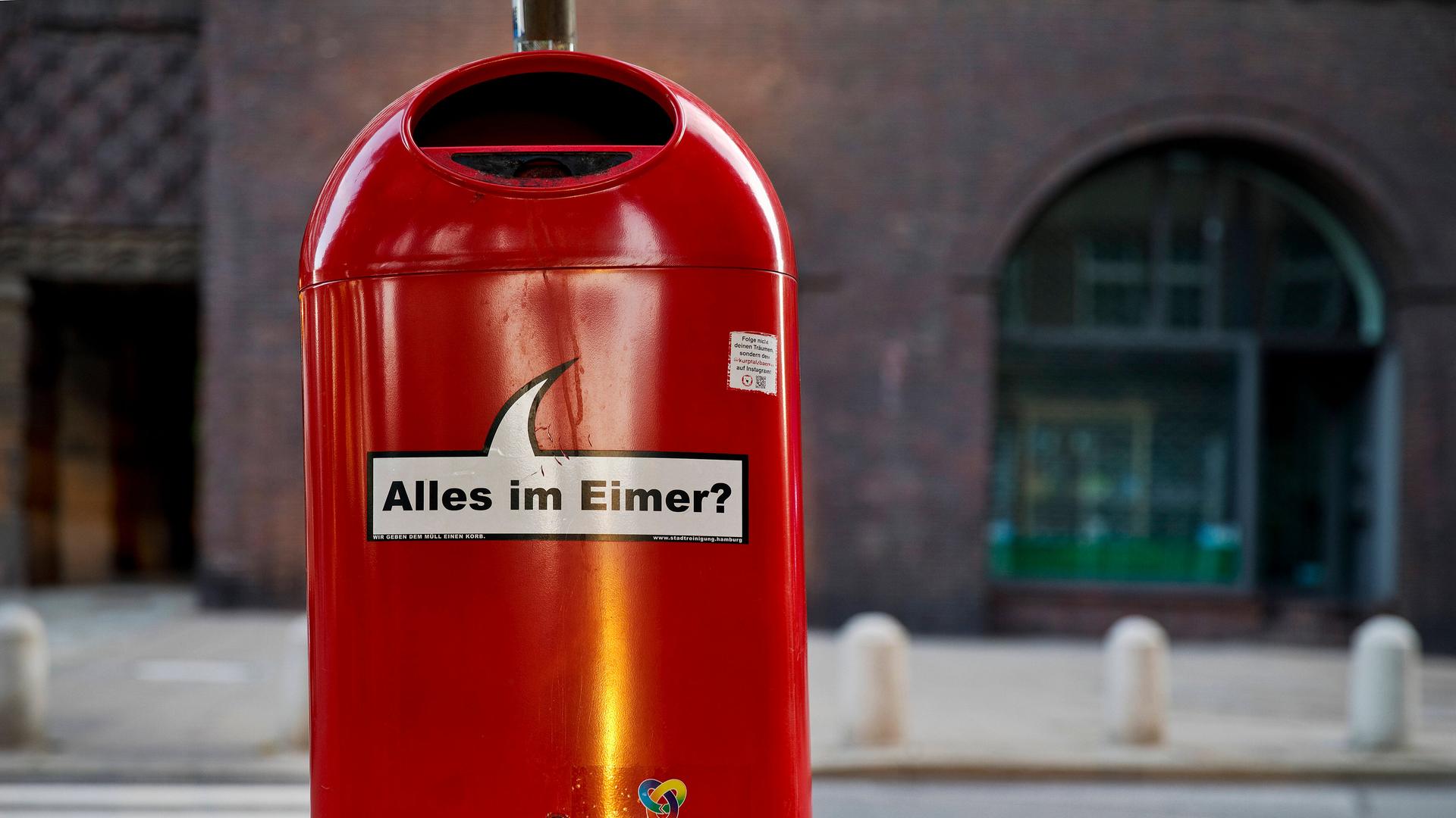 Sprechender roter Muelleimer "Alles im Eimer?" , Kampagne der Stadtreinigung Hamburg für mehr Sauberkeit, Deutschland, H