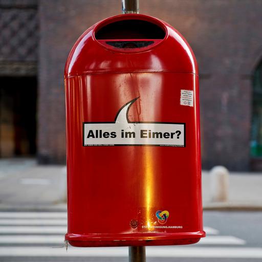 Sprechender roter Muelleimer "Alles im Eimer?" , Kampagne der Stadtreinigung Hamburg für mehr Sauberkeit, Deutschland, H