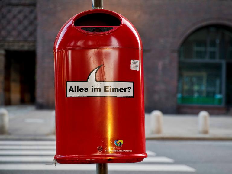 Sprechender roter Muelleimer "Alles im Eimer?" , Kampagne der Stadtreinigung Hamburg für mehr Sauberkeit, Deutschland, H