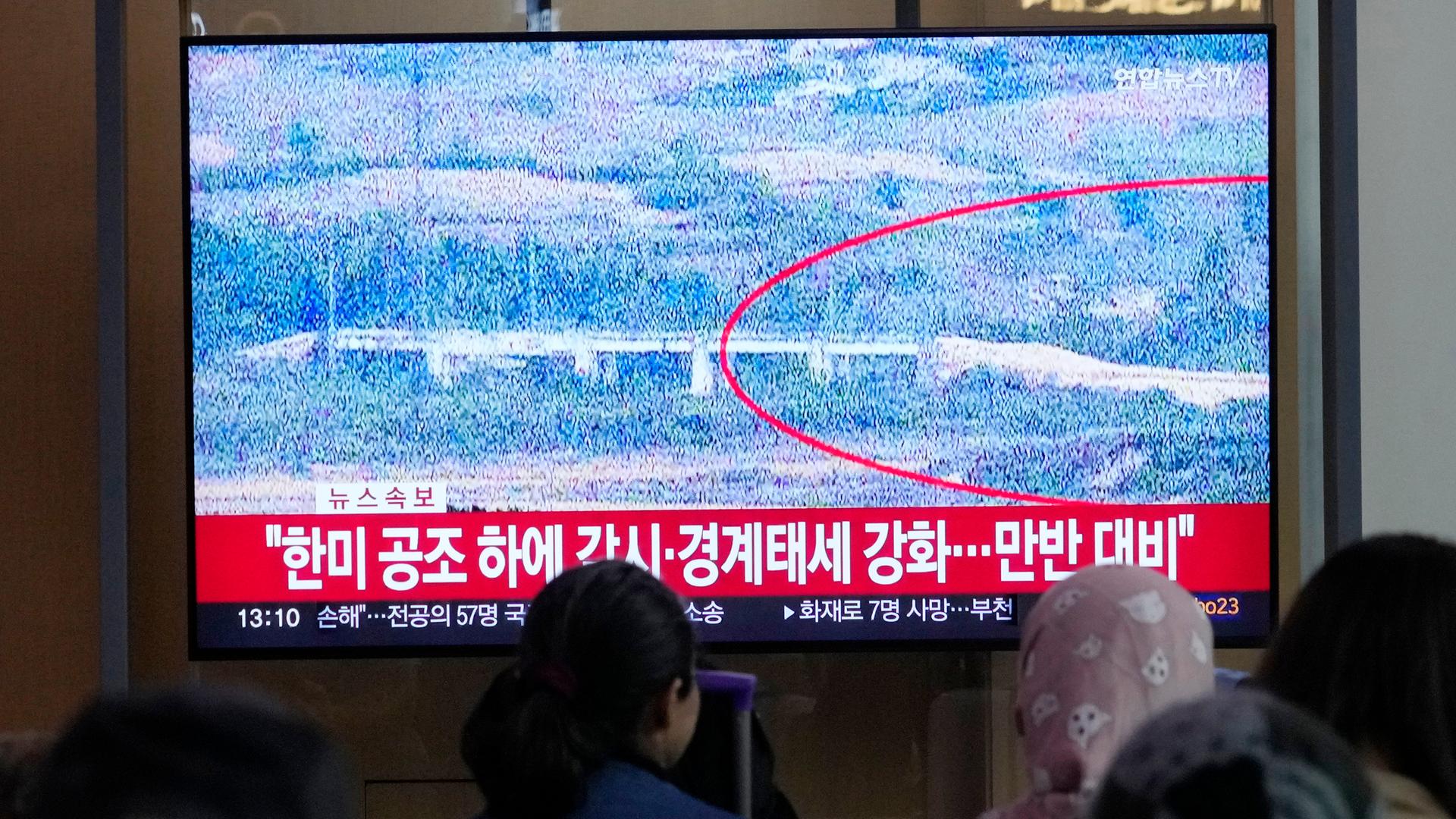 Auf einem Fernsehbildschirm wird berichtet, dass Nordkorea Teile von innerkoreanischen Straßen gesprengt habe. Auf einem Fernsehbildschirm wird berichtet, dass Nordkorea Teile von innerkoreanischen Straßen gesprengt habe.