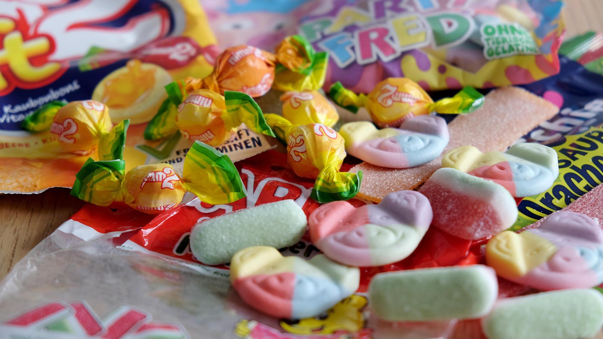 Buntgemischte Süßigkeiten liegen auf einem Tisch.