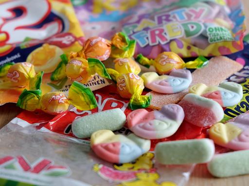 Buntgemischte Süßigkeiten liegen auf einem Tisch.
