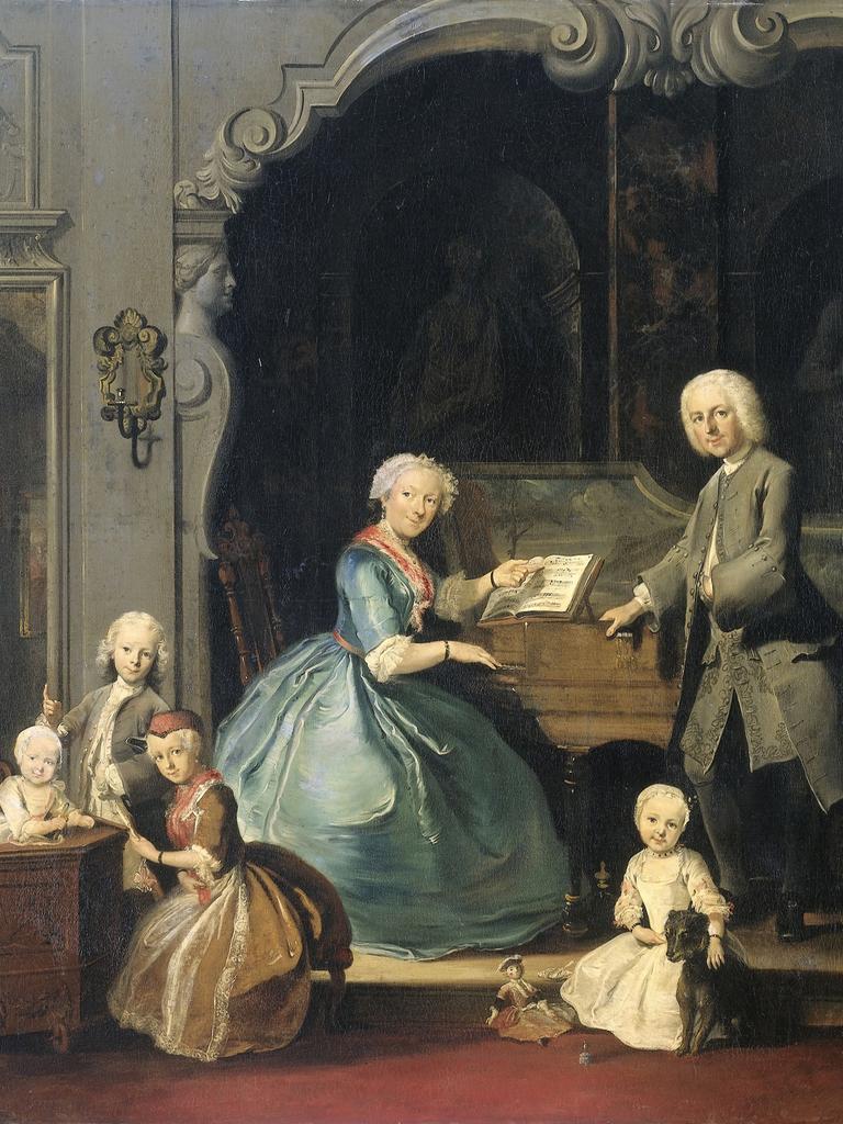 Auf einem Gemälde aus der Barockzeit, das Cornelis Troost zugeschrieben wird (1739) sitzt ein Frau mit heller Haube am Cembalo, während sie von ihrer Familie umringt ist.