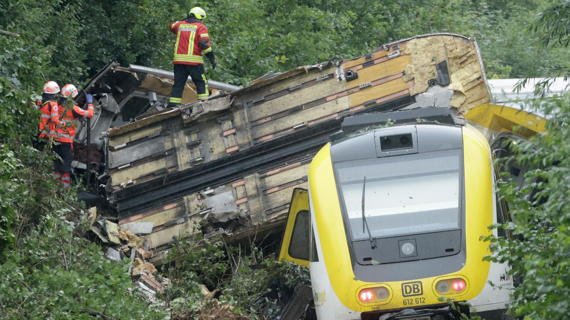 Rettungskräfte suchen in einem entgleisten Zug nach Fahrgästen. Der Personenzug ist im Kreis Biberach zwischen den Ortsteilen Zwiefaltendorf und Zell entgleist.