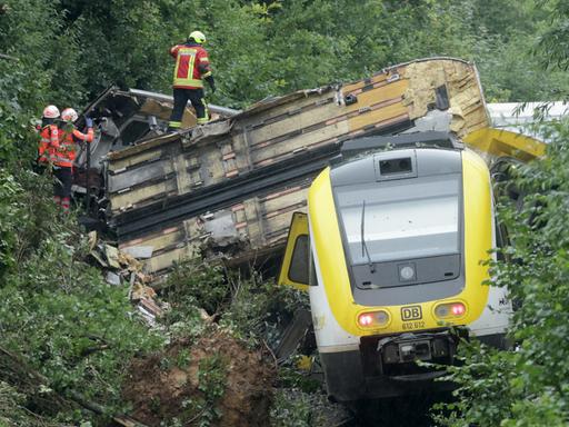 Rettungskräfte suchen in einem entgleisten Zug nach Fahrgästen. Der Personenzug ist im Kreis Biberach zwischen den Ortsteilen Zwiefaltendorf und Zell entgleist.