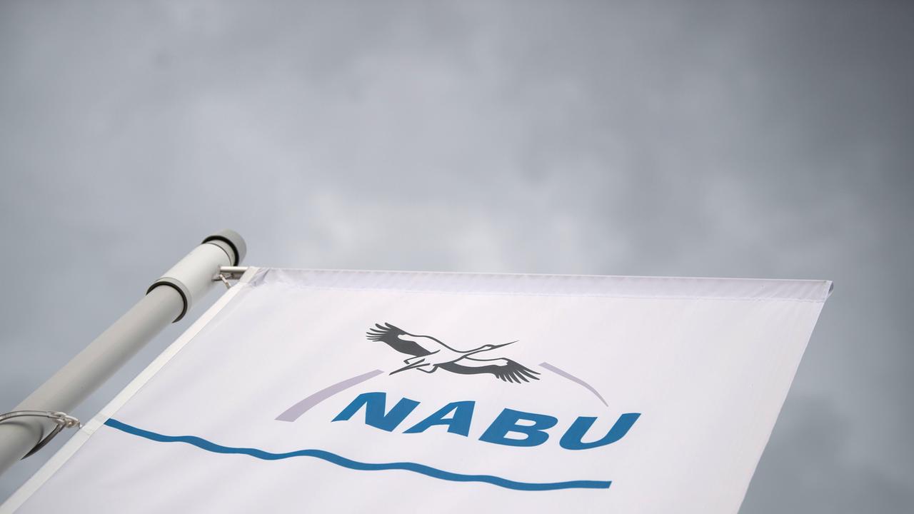 Eine Flagge des Naturschutzbund Deutschland (Nabu).