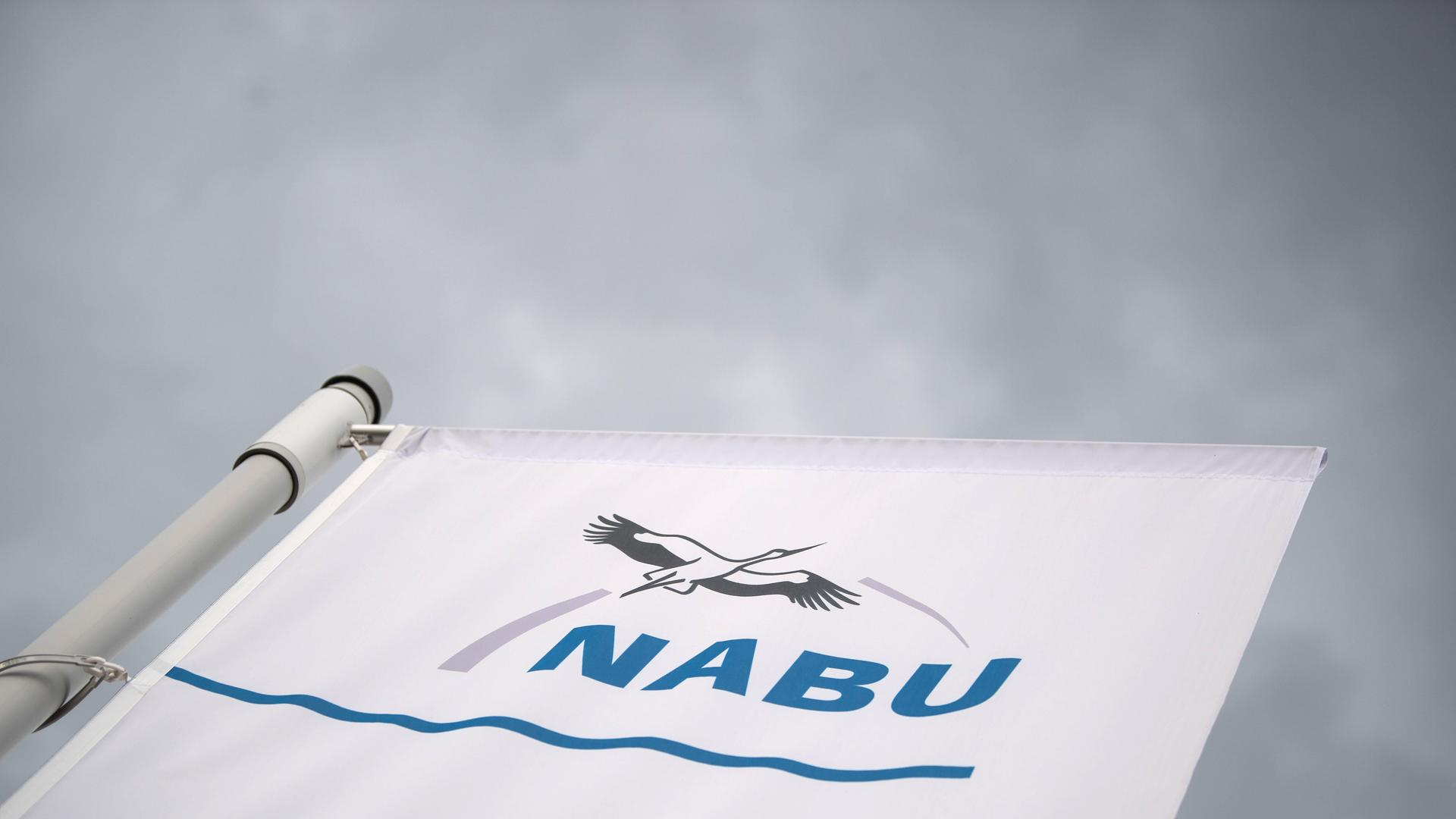 Eine Flagge des Naturschutzbund Deutschland (Nabu).