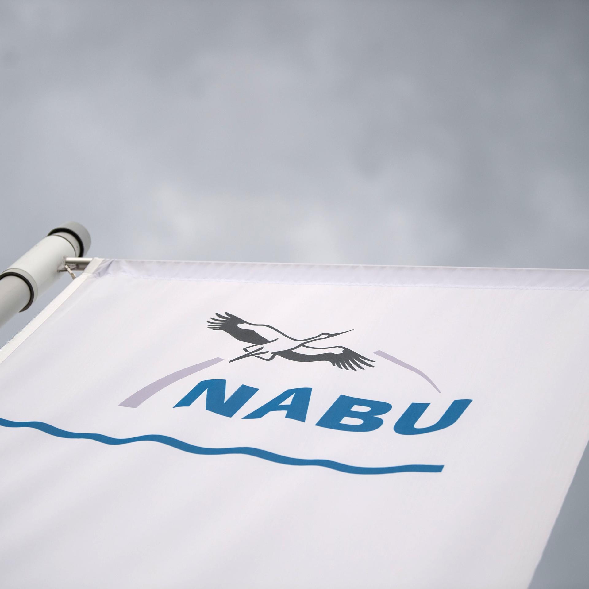 Eine Flagge des Naturschutzbund Deutschland (Nabu).