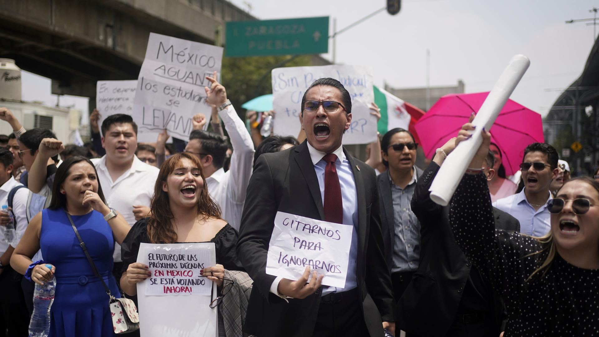 Mexiko-Stadt: Jurastudenten blockieren eine Straße während eines Protests gegen eine geplante Justizreform. 