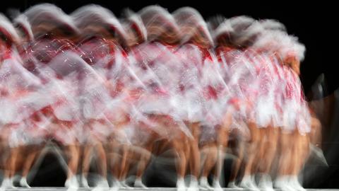 Bei den Deutschen Meisterschaften im karnevalistischen Tanzsport in Erfurt kämpft die Seniorengarde der Tanzsportgarde KG Rote Funken Harsewinkel um eine gute Wertung.  