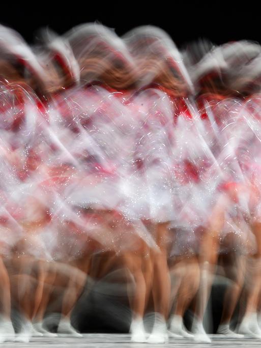 Bei den Deutschen Meisterschaften im karnevalistischen Tanzsport in Erfurt kämpft die Seniorengarde der Tanzsportgarde KG Rote Funken Harsewinkel um eine gute Wertung.  