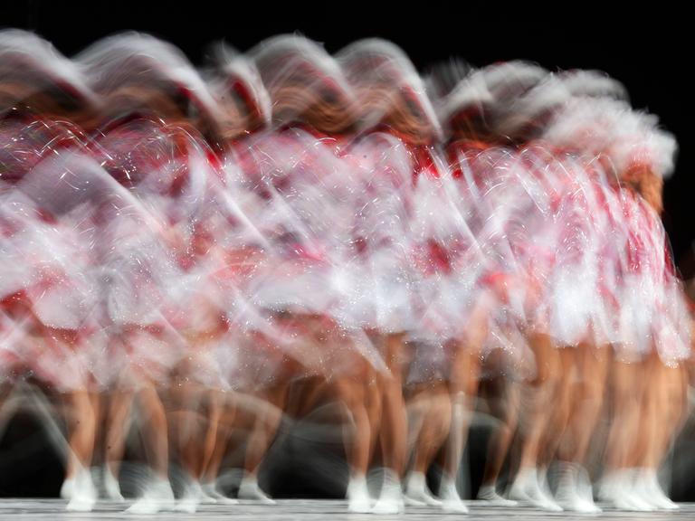 Bei den Deutschen Meisterschaften im karnevalistischen Tanzsport in Erfurt kämpft die Seniorengarde der Tanzsportgarde KG Rote Funken Harsewinkel um eine gute Wertung.  