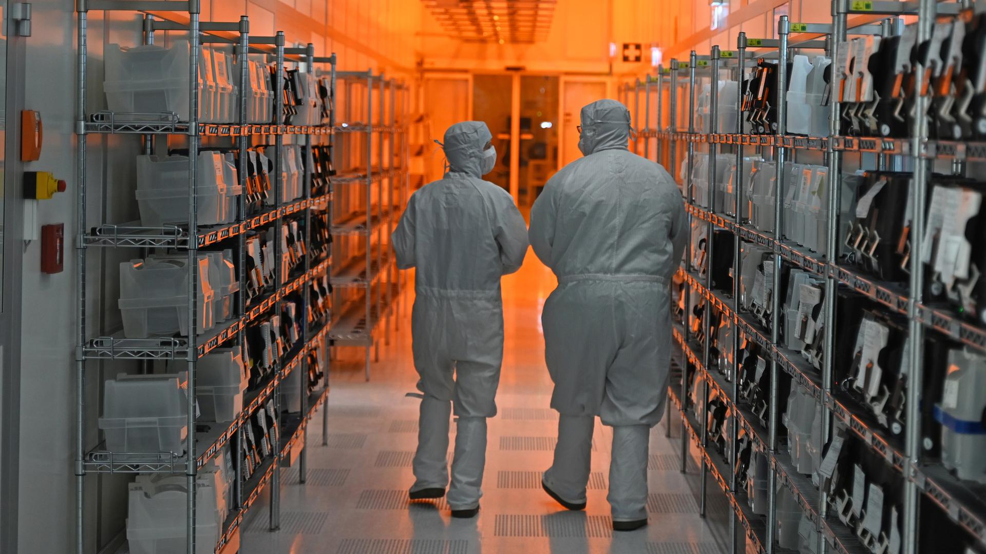 Mitarbeiter der Nexperia GmbH gehen durch die sogenannten Reinräume des Halbleiterproduzenten.