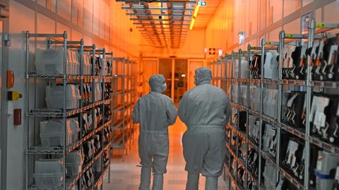 Mitarbeiter der Nexperia GmbH gehen durch die sogenannten Reinräume des Halbleiterproduzenten.