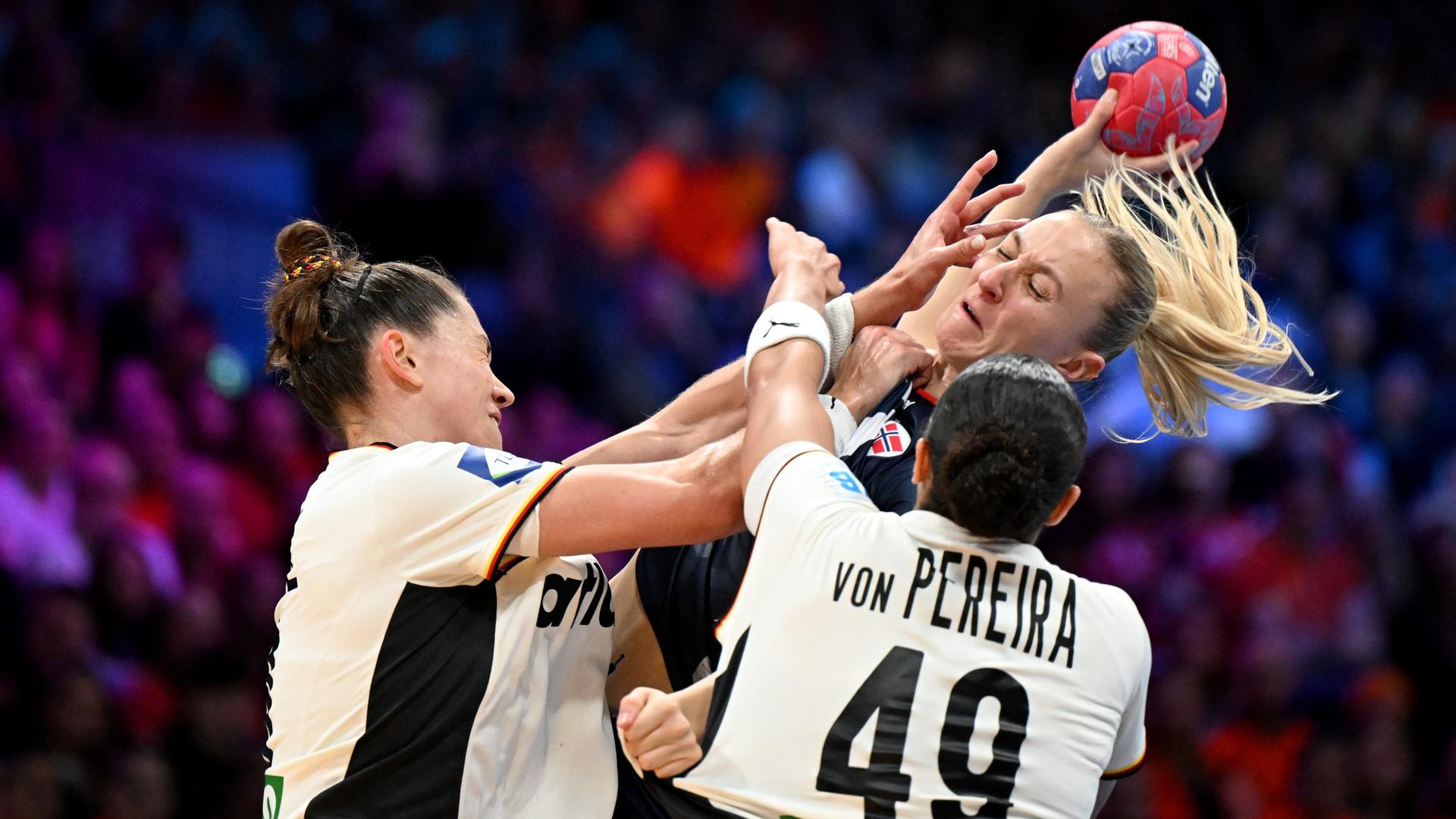 Henny Ella Reistad aus Norwegen wird von Emily Vogel und Aimee von Pereira verteidigt. Henny Ella Reistad aus Norwegen wird von Emily Vogel und Aimee von Pereira verteidigt.