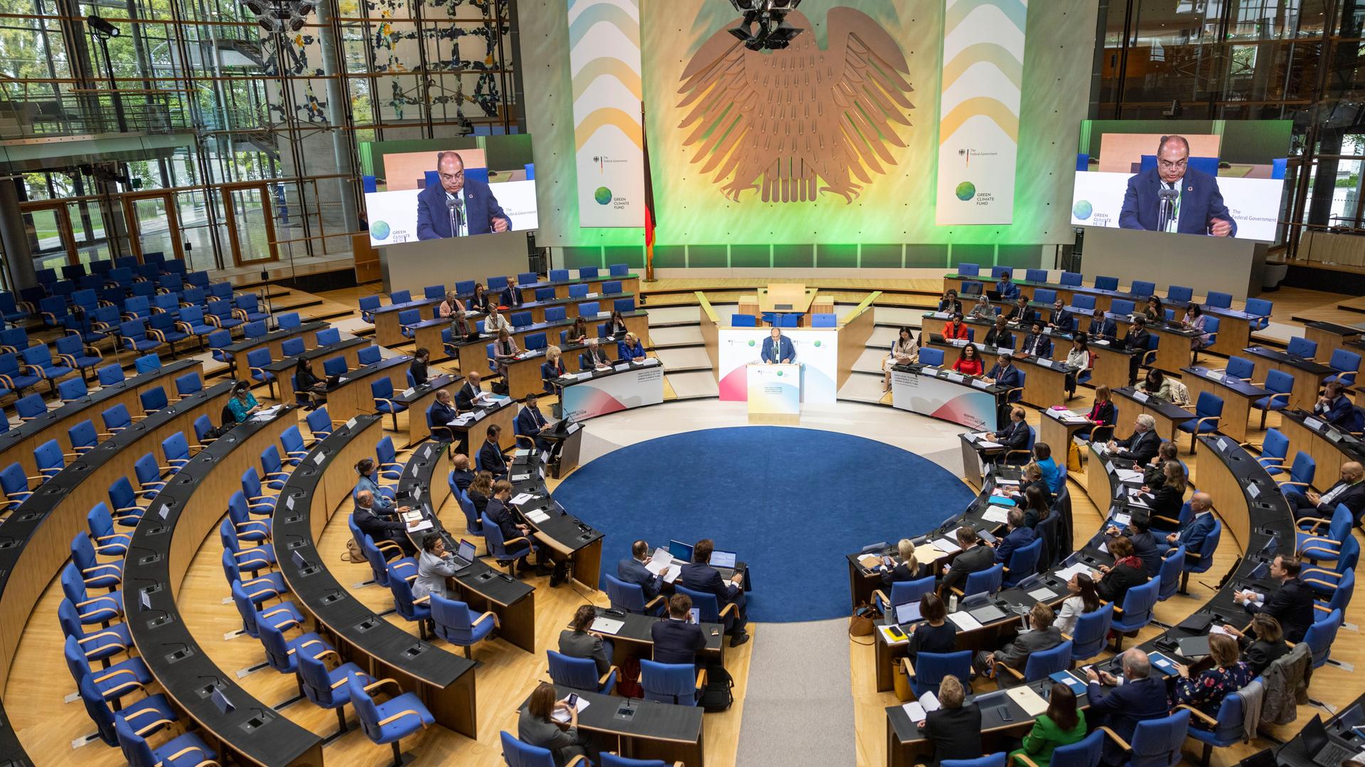 Blick in das kreisförmige Plenum des Bundeshauses in Bonn