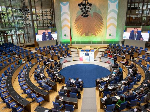Blick in das kreisförmige Plenum des Bundeshauses in Bonn