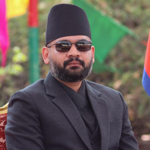Zu sehen ist Balendra Shah, der neue Regierungs-Chef von dem Land Nepal. Er trägt eine Sonnenbrille und schaut in die Kamera.