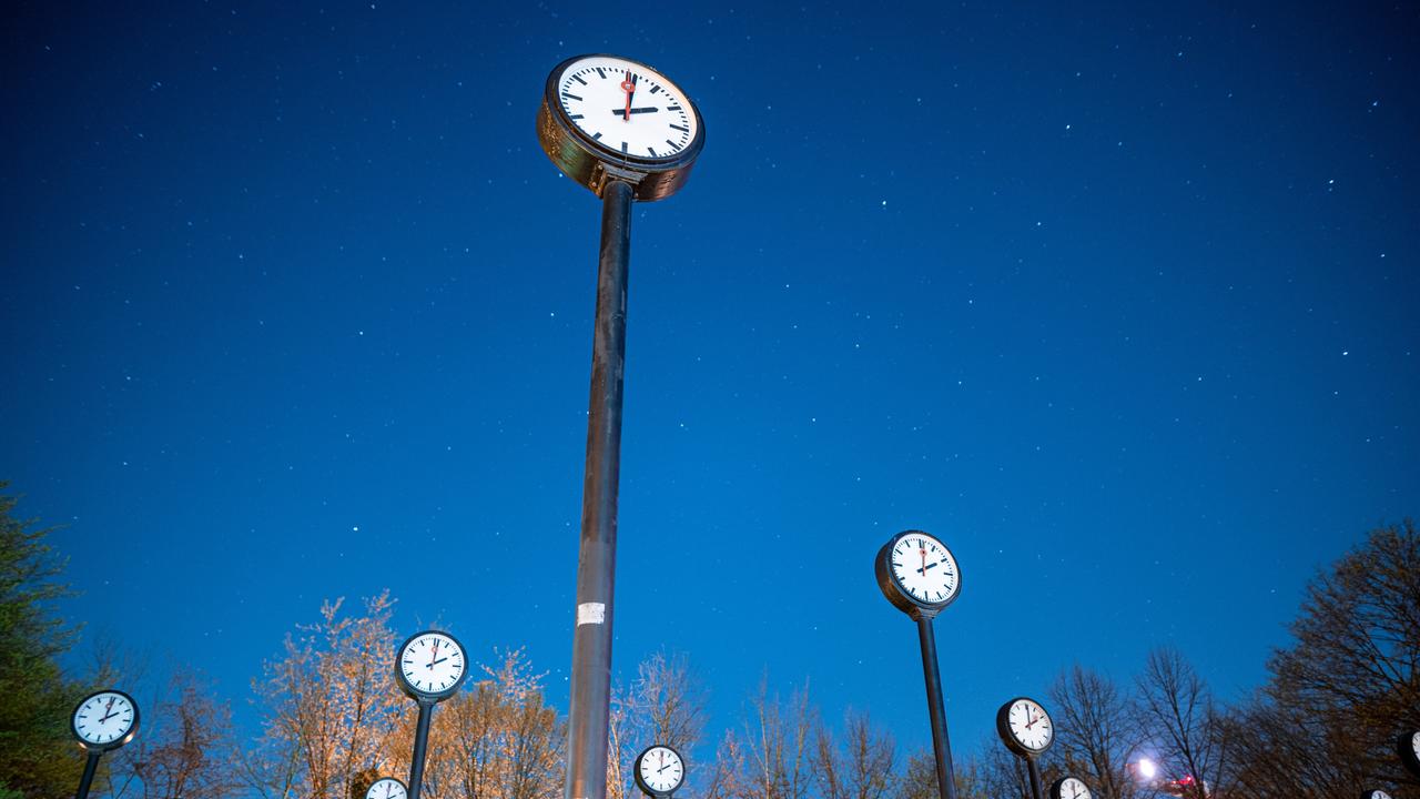 Das Kunstwerk "Zeitfeld" von Klaus Rinke im Volksgarten in Düsseldorf