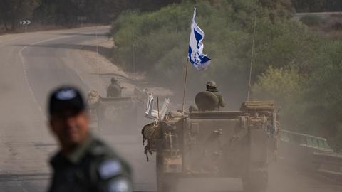 Israelische Militärfahrzeuge fahren nahe der Grenze zwischen Israel und Gaza.