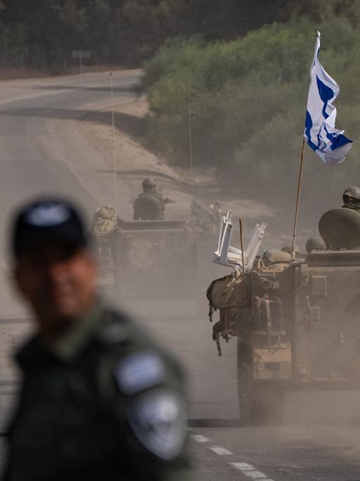 Israelische Militärfahrzeuge fahren nahe der Grenze zwischen Israel und Gaza.