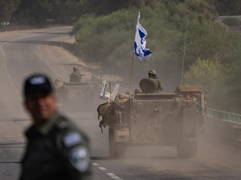 Israelische Militärfahrzeuge fahren nahe der Grenze zwischen Israel und Gaza.