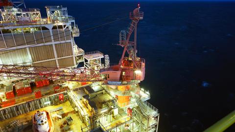 Troll A, eine norwegische Ölplattform in der Nordsee. Die Troll A-Plattform hat eine Gesamthöhe von 472 Metern, wiegt 656.000 Tonnen und ist das höchste Bauwerk, das jemals von Menschenhand bewegt wurde. 