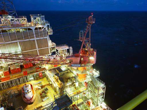 Troll A, eine norwegische Ölplattform in der Nordsee. Die Troll A-Plattform hat eine Gesamthöhe von 472 Metern, wiegt 656.000 Tonnen und ist das höchste Bauwerk, das jemals von Menschenhand bewegt wurde. 