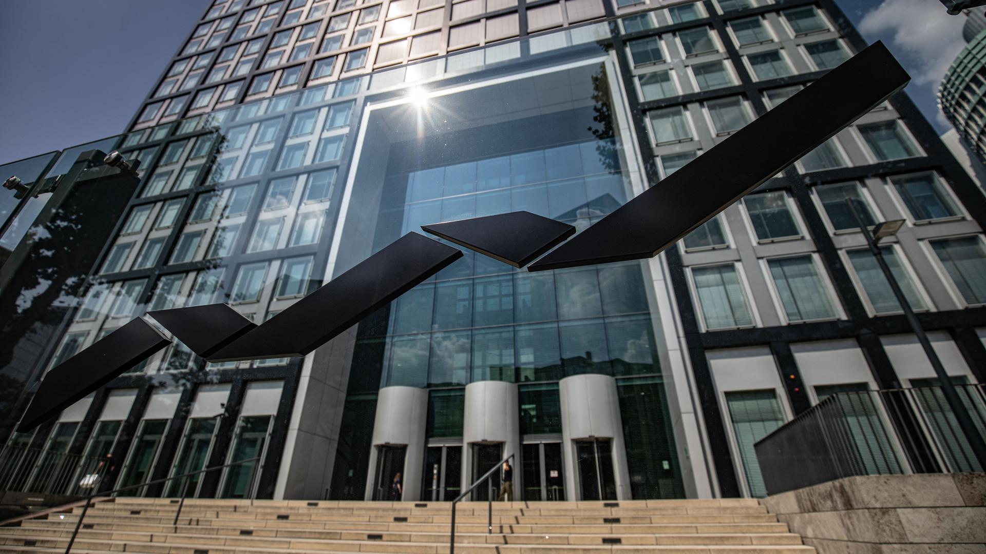 Das Logo der Deutschen Börse Group ist auf einer gläsernen Wand vor der Unternehmenszentrale zu sehen.