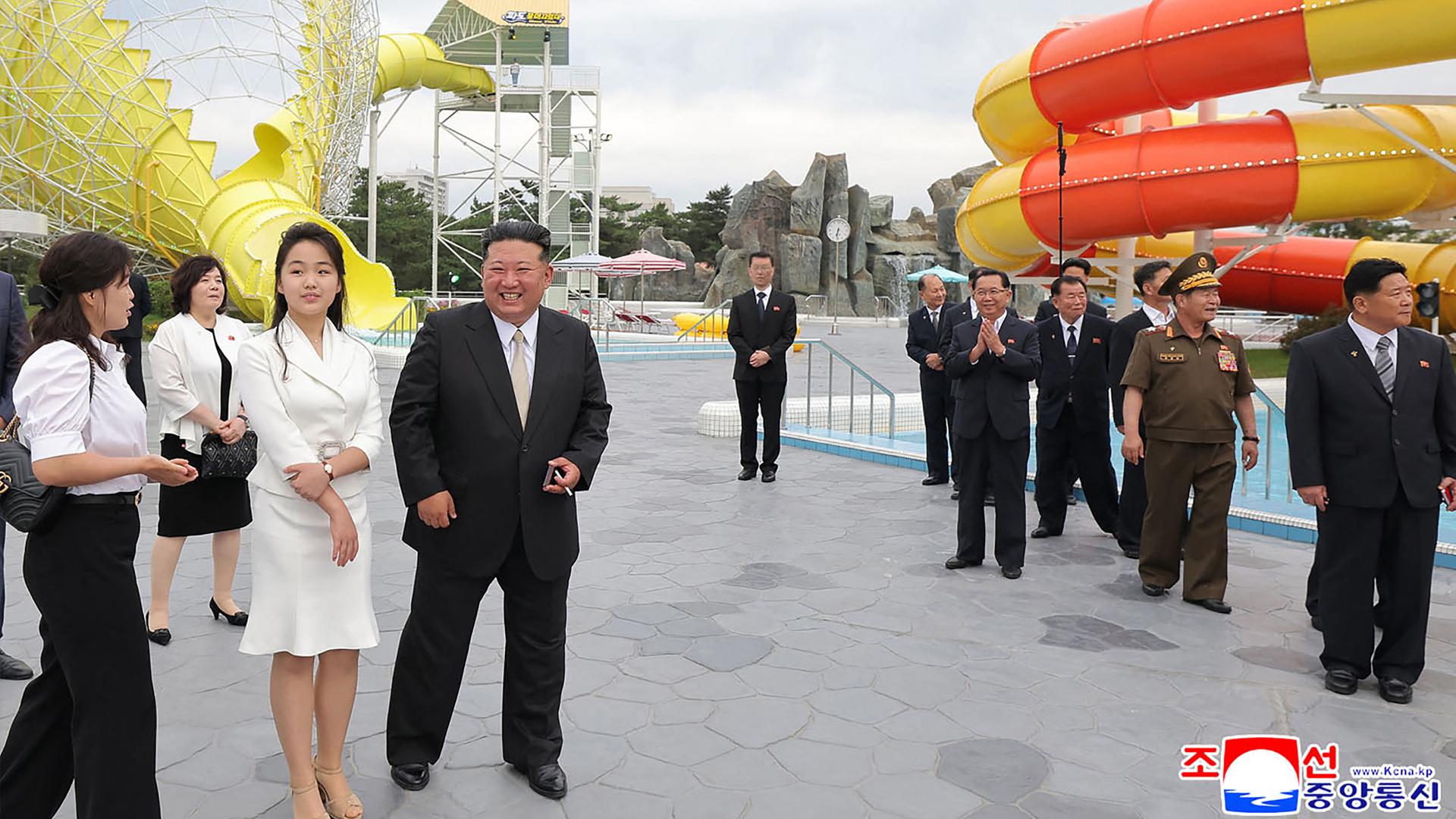 Der nordkoreanische Machthaber Kim Jong Un eröffnet in Wonsan Kalma ein Urlaubsgebiet. Seine Frau, seine Tochter und mehrere Menschen sind neben ihm.
Der nordkoreanische Machthaber Kim Jong Un eröffnet in Wonsan Kalma ein Urlaubsgebiet. Seine Frau, seine Tochter und mehrere Menschen sind neben ihm.