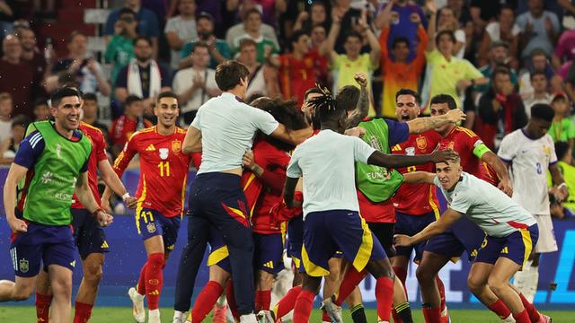 Das Foto zeigt jubelnde Spieler von Spanien.