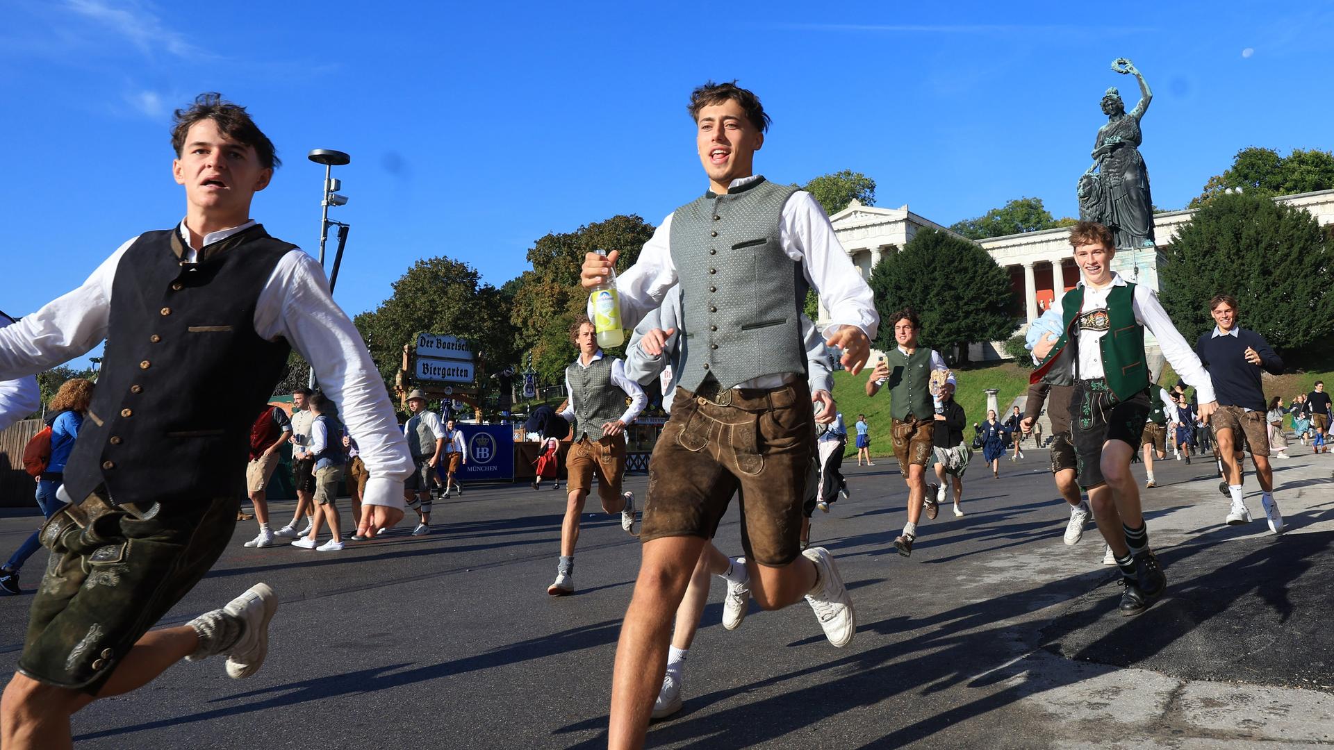 Oktoberfestbesucher stürmen auf die Festwiese.