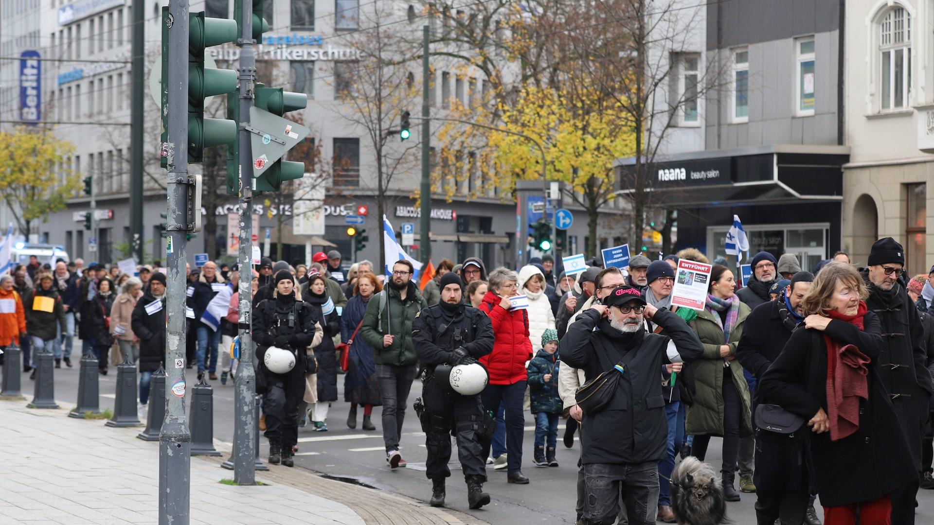 Nahostkrieg - Hunderte Setzen In Düsseldorf Zeichen Gegen Antisemitismus