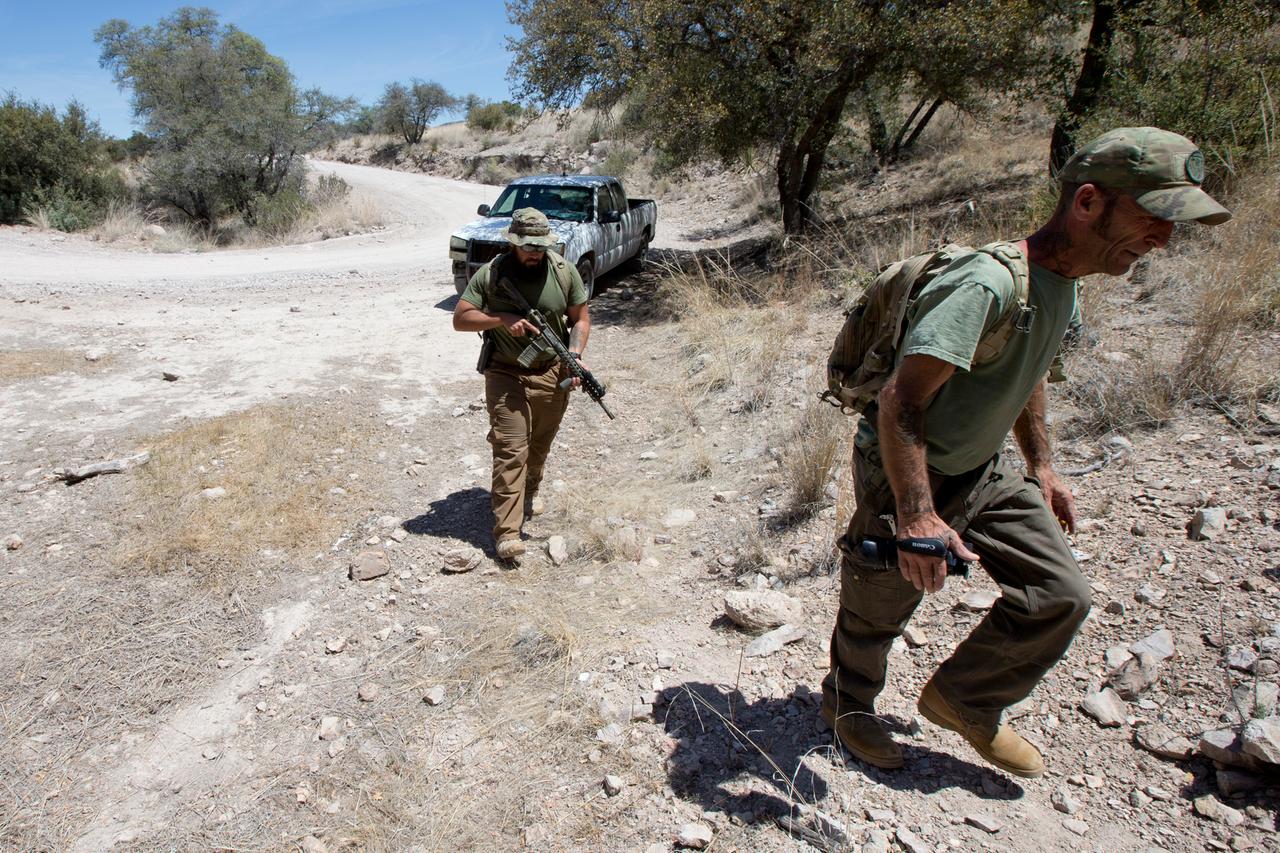 Auf diesem Bild vom 11. Mai 2016 wandern Mitglieder der Arizona Border Recon während einer Grenzüberwachungsreise in einen Pfad entlang. 
