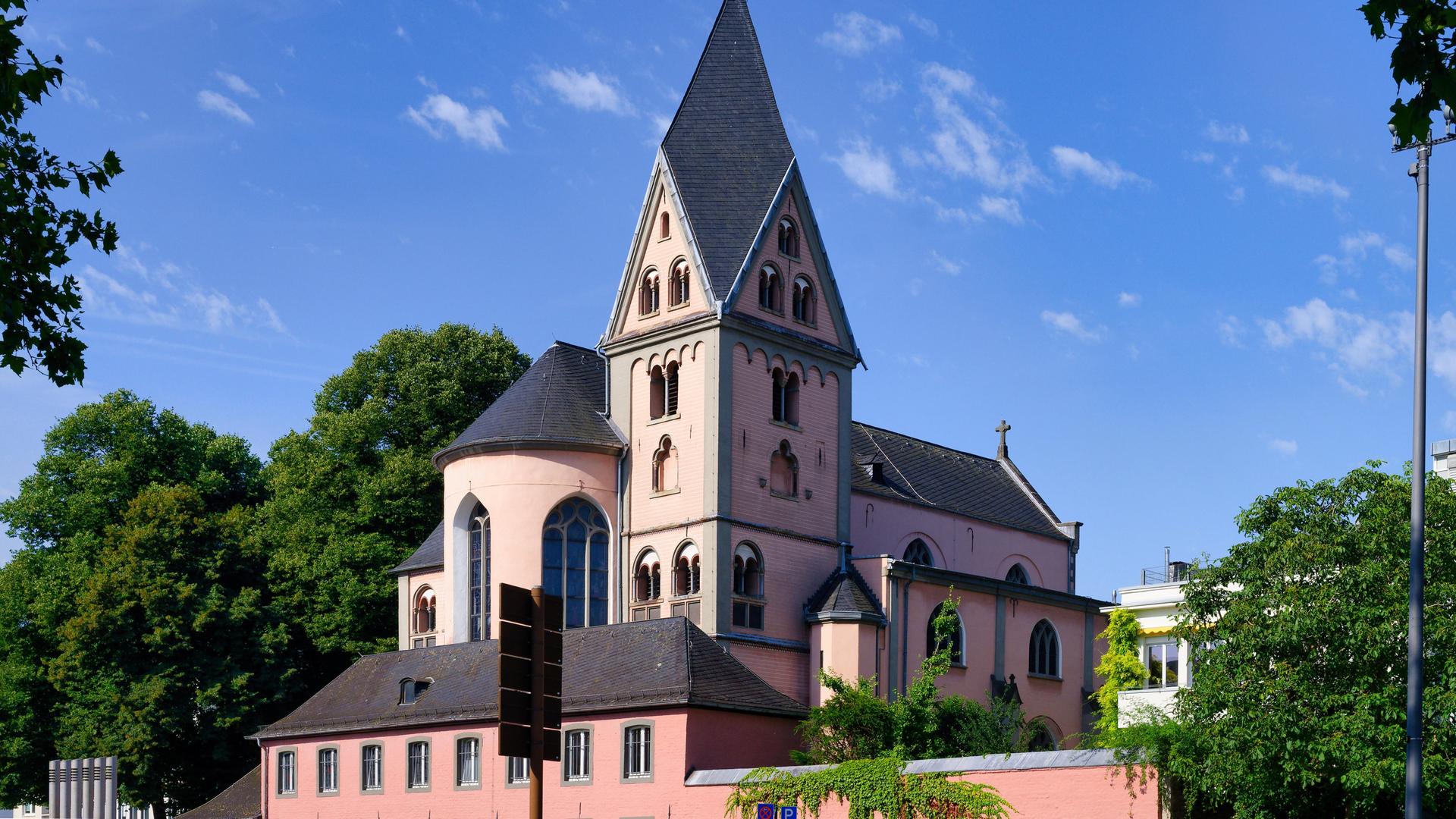 Die romanische Basilika St. Maria in Lyskirchen in Köln vor blauem Himmel.