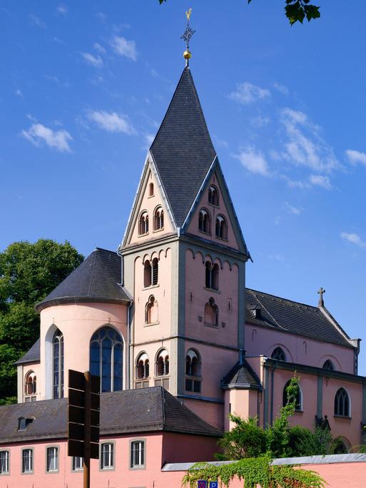 Die romanische Basilika St. Maria in Lyskirchen in Köln vor blauem Himmel.