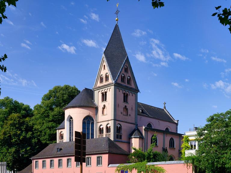 Die romanische Basilika St. Maria in Lyskirchen in Köln vor blauem Himmel