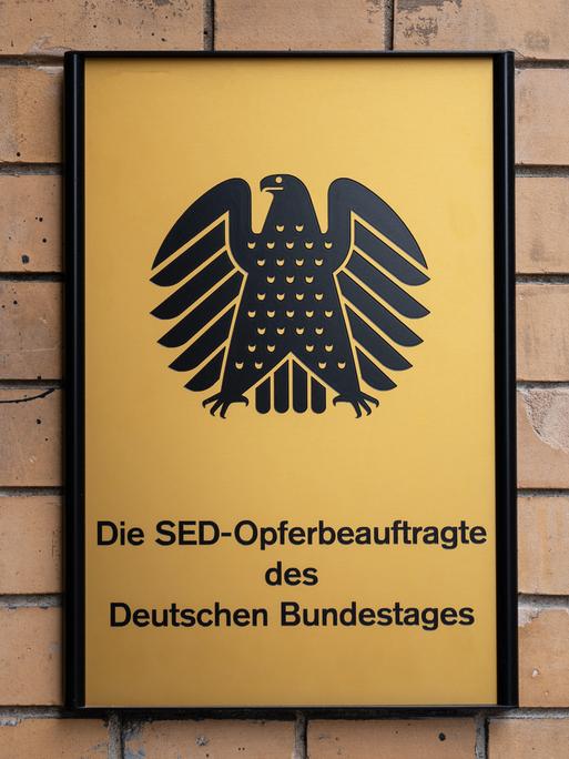 Das Schild zeigt den Bundesadler und weist auf den Dienstsitz der "SED-Opferbeauftragten des Deutschen Bundestags" in Berlin hin.