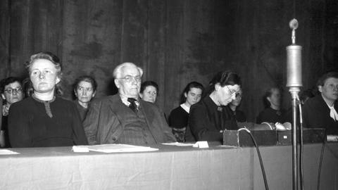 (l-r): Käthe Kern (SPD), Wilhelm Pieck (M, KPD), Frau Wohlgemuth (SPD) und Elli Schmidt (KPD) im März 1946 im Berliner Admiralspalast während eines Treffens zur Vorbereitung der Vereinigung von SPD und KPD zur SED im Osten Deutschlands. 