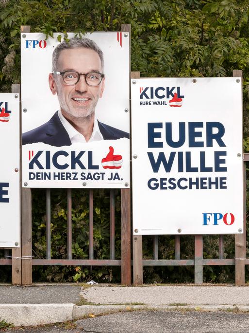 FPÖ-Plakate mit Spitzenkandidat Herbert Kickl für die Nationalratswahl in Österreich am 29. September 2024