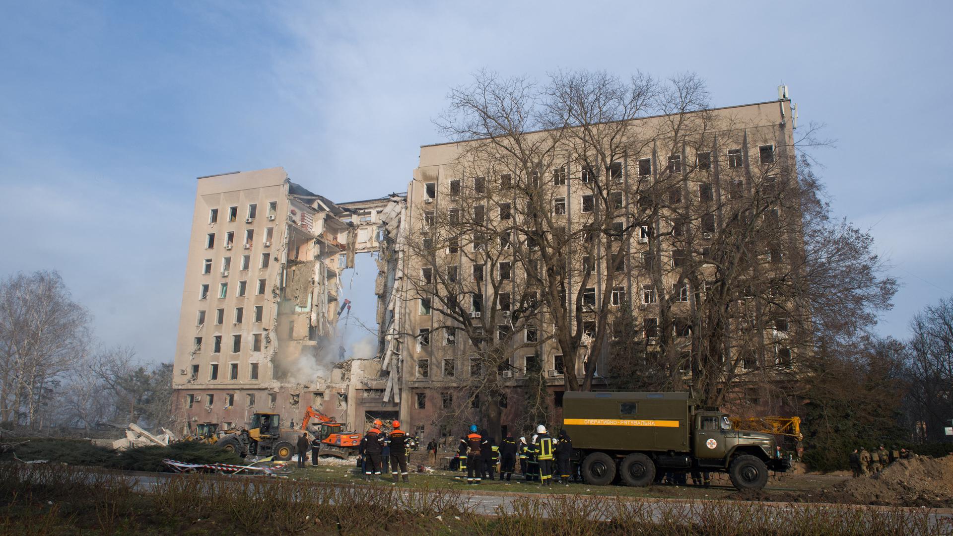 Mykolajiw liegt rund 80 Kilometer von der Front am Rande von Cherson entfernt, wird aber immer wieder von russischen Kampfflugzeugen angegriffen