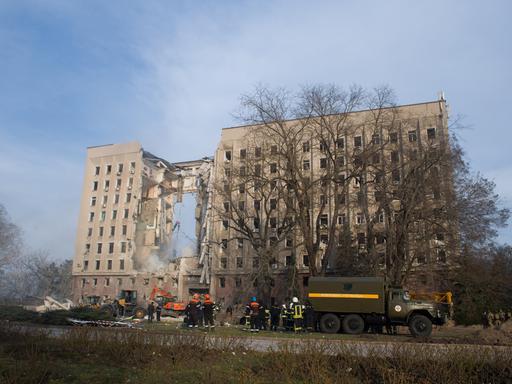 Mykolajiw liegt rund 80 Kilometer von der Front am Rande von Cherson entfernt, wird aber immer wieder von russischen Kampfflugzeugen angegriffen